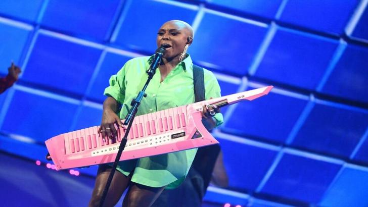 Laura Mvula performing with Nile Rodgers